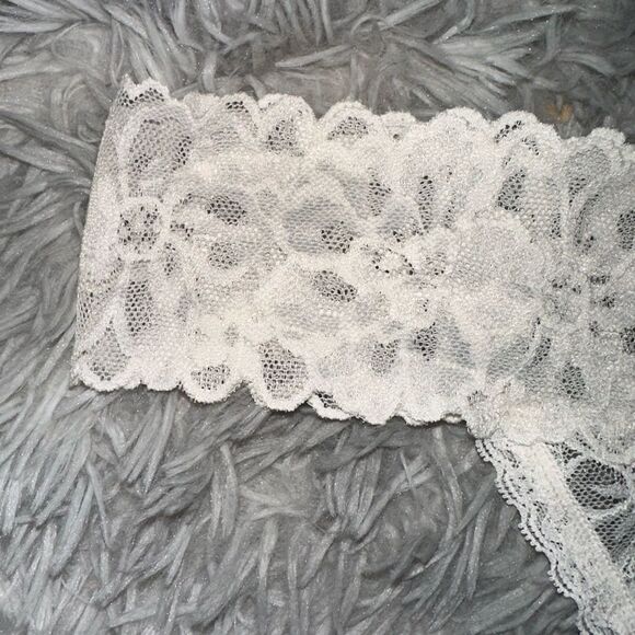 BUNDLE Victoria’s Secret thong bundle white lace and ruffles with mesh sz M - Picture 4 of 9